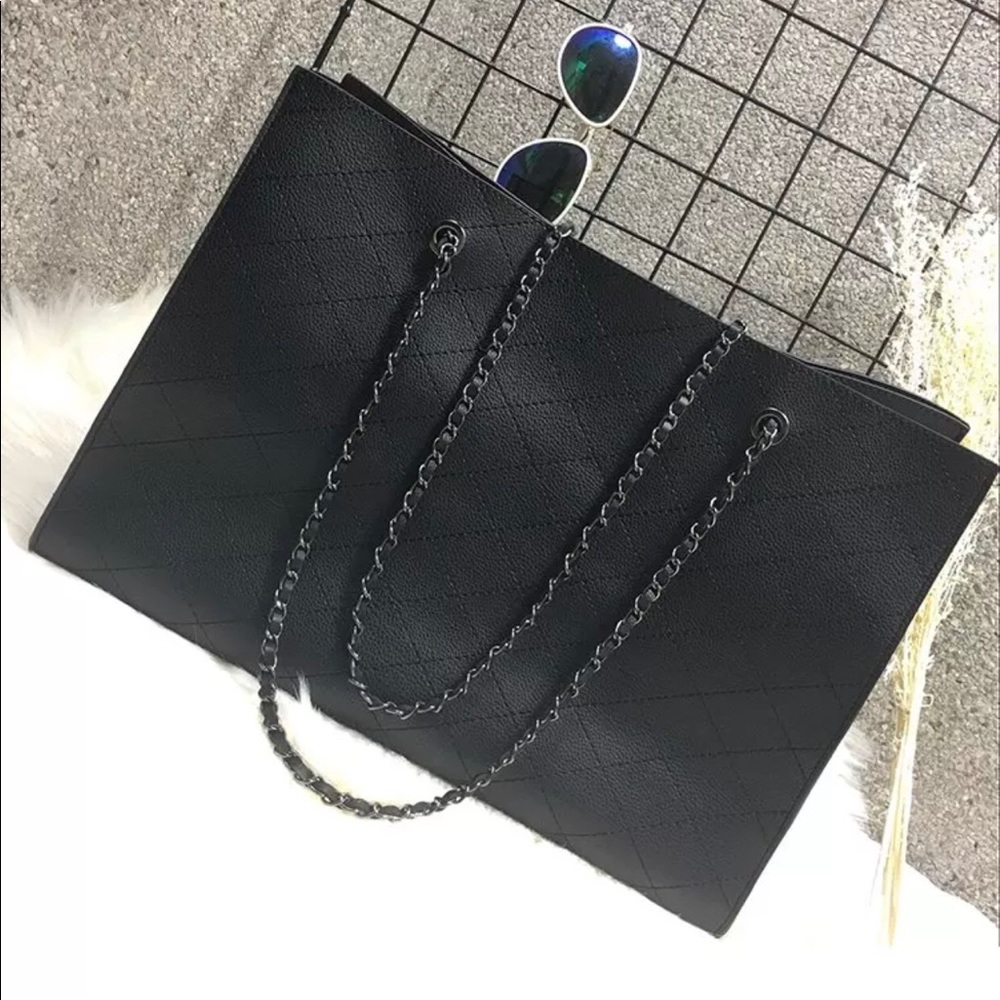 SOLD❗️Black Quilted Medium Chain Strap Bag